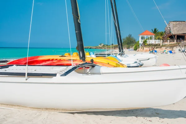 Plachetnice podepřený na pláži varadero na Kubě — Stock fotografie