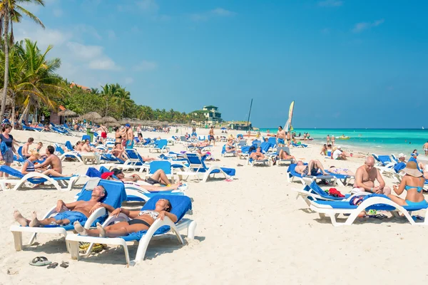Turistas tomando el sol en la playa de Varadero en Cuba — Foto de Stock