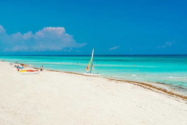 白色的沙滩和绿松石的蓝色的大海在古巴的巴拉德罗海滩 — 图库照片