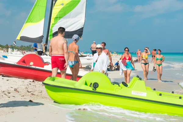 Turistas disfrutando de la playa de Varadero en Cuba — Foto de Stock