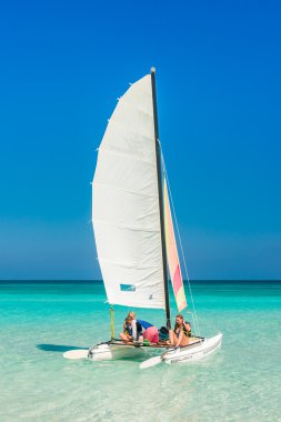 varadero Beach Küba'da renkli bir katamaran Yelken kızlar