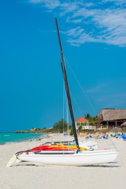 boatson bir güneşli gün varadero Beach Küba'da yelken