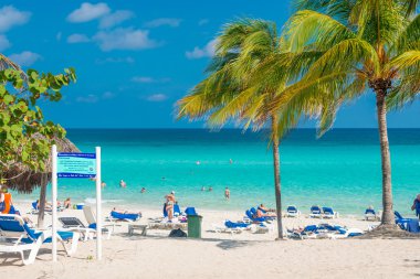 Küba'da varadero plajda güneşlenirken insanlar