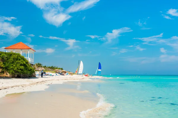 Färgglada beskåda av varadero beach i Kuba — Stockfoto