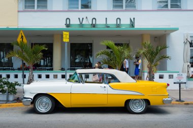 eski model araba park ocean drive south Beach, miami
