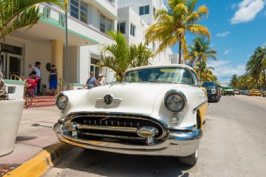 eski model araba park ocean drive south Beach, miami