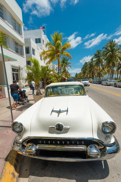 Rocznika samochodu zaparkowanego w ocean drive w south beach, miami — Zdjęcie stockowe