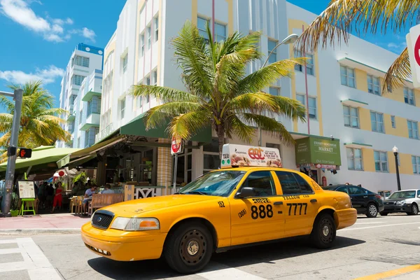 Art deco architectuur aan oceaan rijden in south beach, miami — Stockfoto