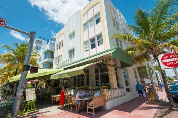 Art deco architectuur aan oceaan rijden in south beach, miami — Stockfoto