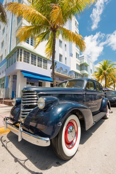 Rocznika samochodu zaparkowanego w ocean drive w south beach, miami — Zdjęcie stockowe