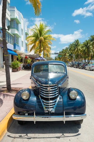 Carro antigo estacionado no Ocean Drive em South Beach, Miami — Fotografia de Stock