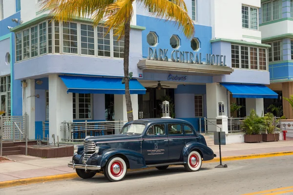 Rocznika samochodu zaparkowanego w ocean drive w south beach, miami — Zdjęcie stockowe