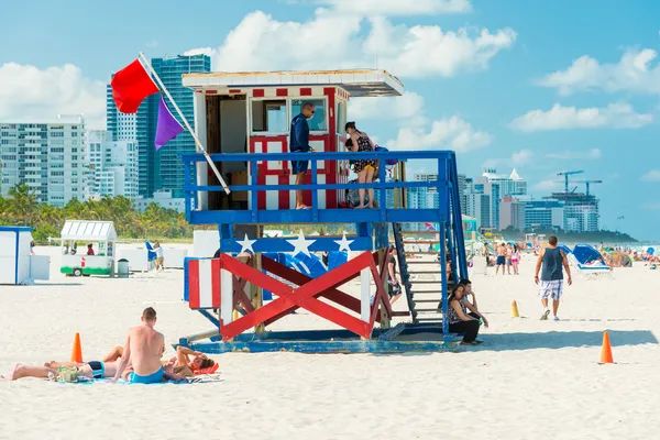 People enjoying the beach at South Beach, Miami — Stock Photo, Image