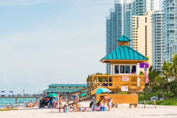 People enjoying the beach at South Beach, Miami — Stock Photo, Image
