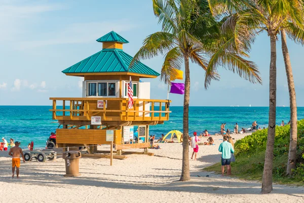 Människor njuter av stranden vid south beach, miami — Stockfoto