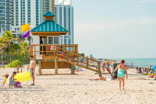 Mensen genieten van het strand op south beach, miami — Stockfoto