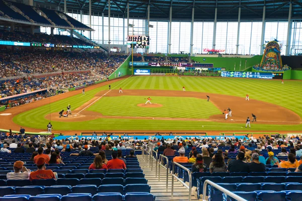 Fãs assistindo um jogo de beisebol no Miami Marlins Stadium — Fotografia de Stock