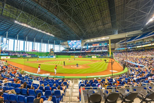 Fãs assistindo um jogo de beisebol no Miami Marlins Stadium — Fotografia de Stock