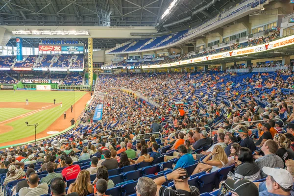 Fans viendo un partido de béisbol en el Miami Marlins Stadium — Foto de Stock