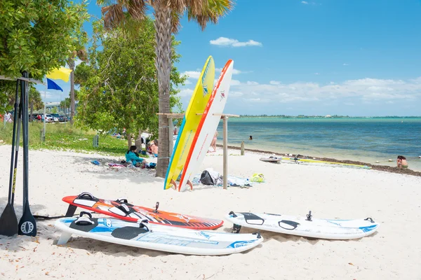 Pranchas de surf e pessoas desfrutando da praia em Miami — Fotografia de Stock