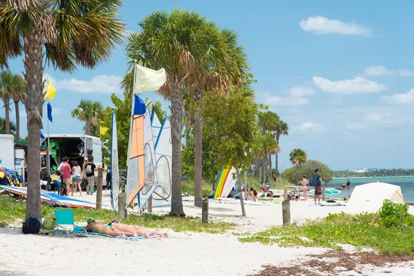 Les gens profitent de la plage par une journée ensoleillée à Miami — Photo