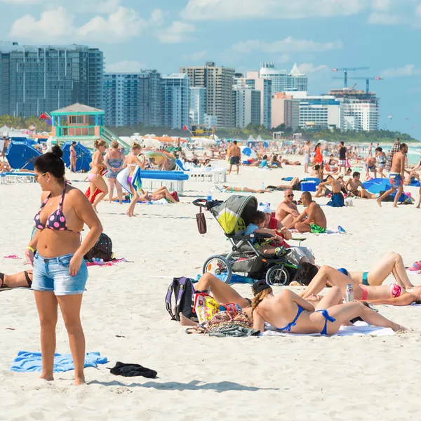 Люди, наслаждающиеся пляжем в Саут-Бич, Майами — стоковое фото