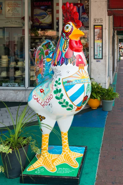 在小哈瓦那，迈阿密的象征公鸡雕塑 — 图库照片