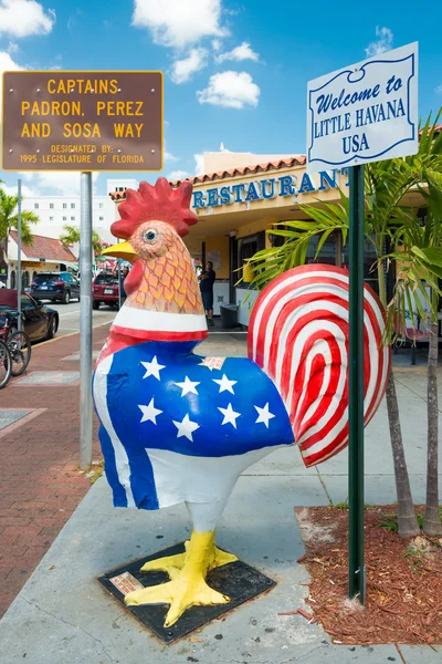 Symbolische Hahnenskulptur in Little Havana, Miami — Stockfoto