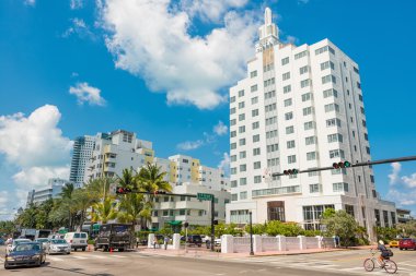 ünlü art deco otel ve trafik collins Avenue miami b