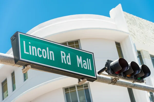 Señal de calle que marca las direcciones a Lincoln Road, Miami —  Fotos de Stock