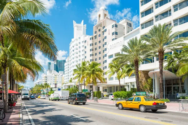 Famous art deco hotels and traffic  at Collins Avenue in Miami B — Stock Photo, Image