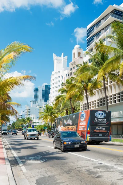 Berühmte art deco hotels und verkehr an der collins avenue in miami b — Stockfoto