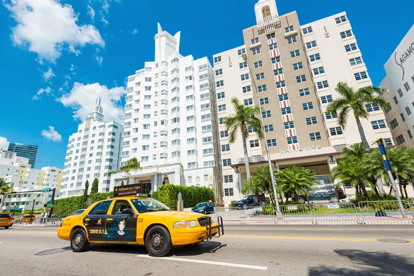 Famous art deco hotels and traffic  at Collins Avenue in Miami B — Stock Photo, Image