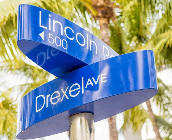 Street sign marking directions to Lincoln Road, Miami — Stock Photo, Image
