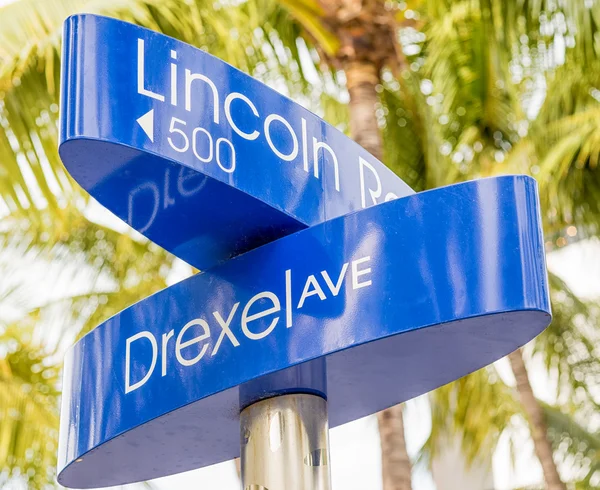 Straatnaambord markering Routebeschrijving naar lincoln road, miami — Stockfoto