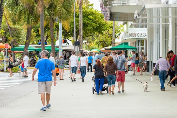 Compradores y turistas en Lincoln Road en Miami — Foto de Stock