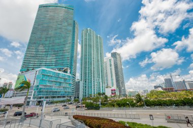 gökdelenler ve trafik Downtown miami