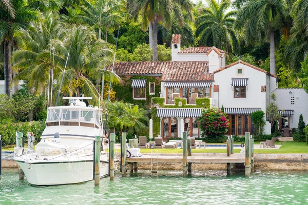 Lyxiga herrgård på star island i miami — Stockfoto