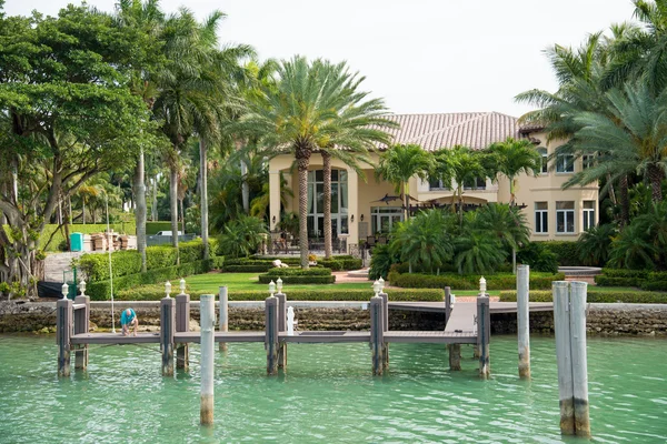 Luxuriöse villa auf sterninsel in miami — Stockfoto