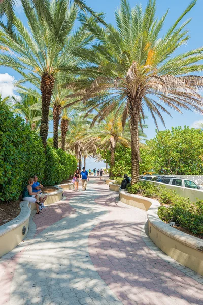 Pessoas que gostam do tempo perto de South Beach, Miami — Fotografia de Stock