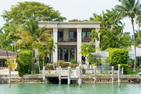 Luxuriöse villa auf sterninsel in miami — Stockfoto
