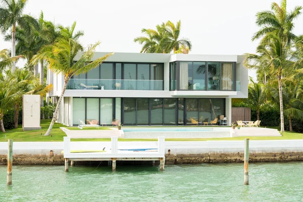 在迈阿密明星岛上的豪宅 — 图库照片