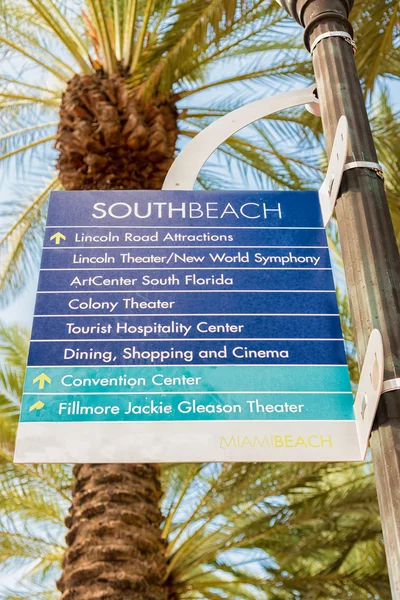 Уличный знак с указанием туристических достопримечательностей в Майами-Бич — стоковое фото