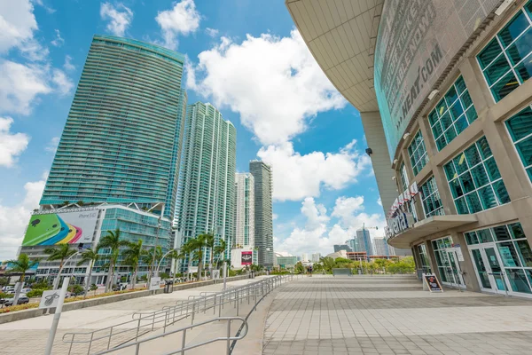 American airlines arena a mrakodrapy v centru miami — Stock fotografie