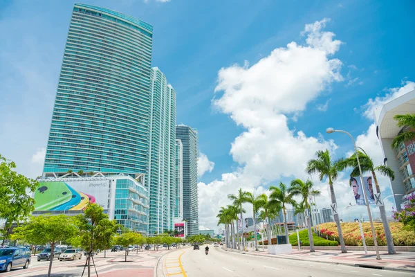 Skyscrapers and traffic in downtown Miami — Stock Photo, Image