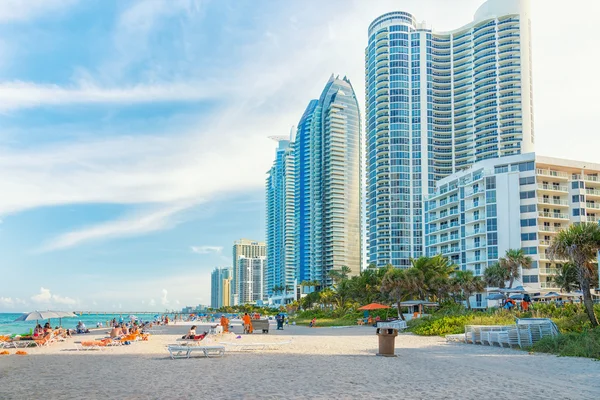 Touristes et habitants profitant de la plage de Miam — Photo