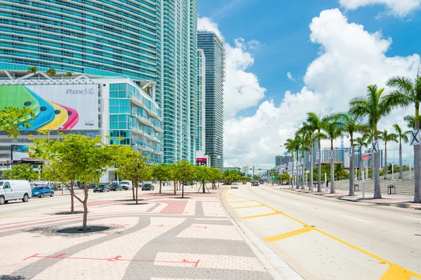 Arranha-céus e tráfego em Miami — Fotografia de Stock