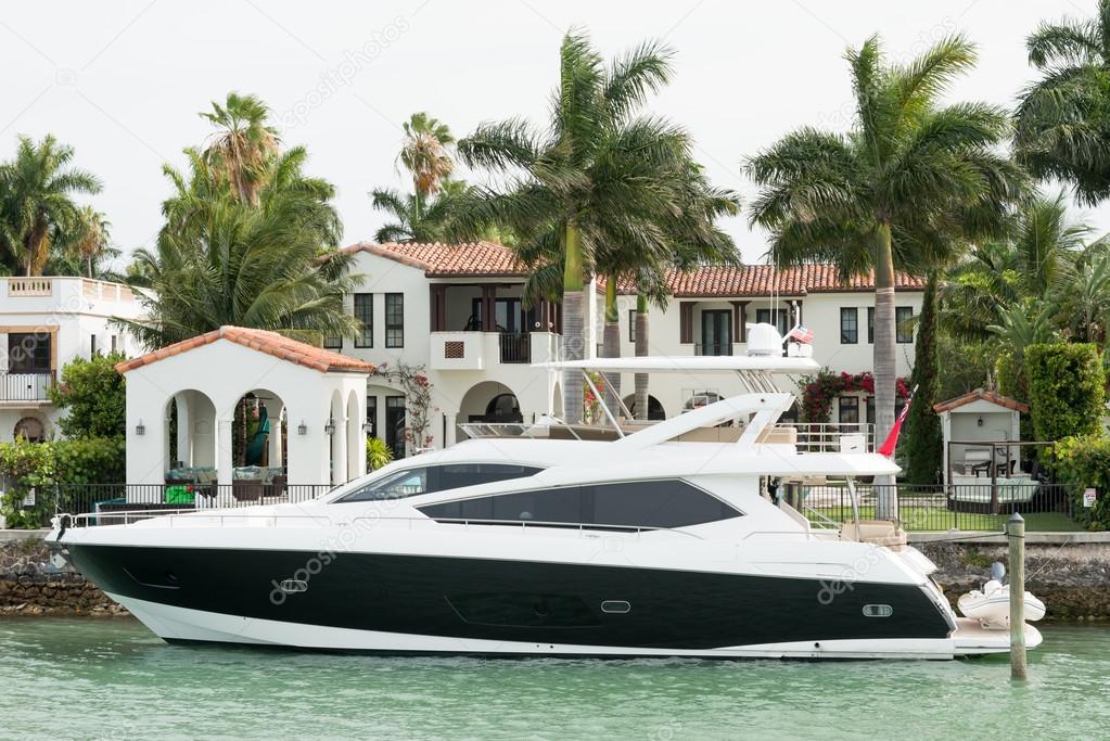 Luxurious mansion on Star Island, Miami