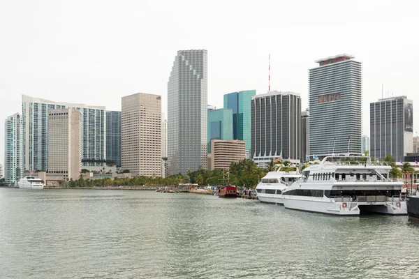 Lo skyline del centro di Miami con yacht sulla Biscayne Bay — Foto Stock