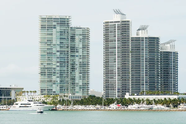 Modernos edificios residenciales en Miami Beach con yates atracados n —  Fotos de Stock